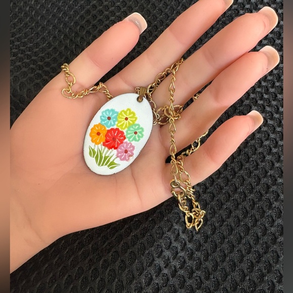 Cottagecore Enamel Flower Pendant Necklace - Estate Sale Find - Picture 5 of 7